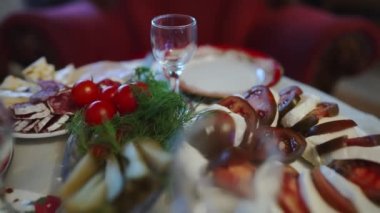 Sovyet usulü ziyafet. Votka için atıştırmalıklar ve bardaklar.