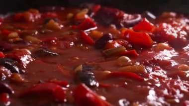 Shakshuka tavada pişiyor..