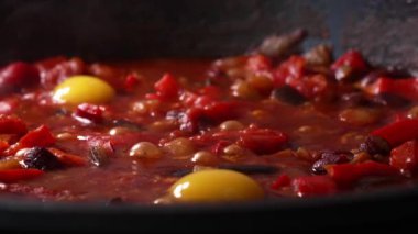 Shakshuka tavada pişiyor..