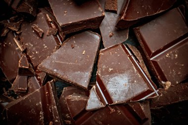 Kırık siyah çikolata. Yukarıdan görüntüle.