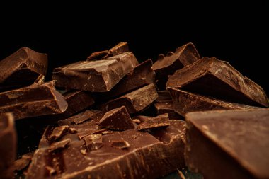 Kırık siyah çikolata. Makro lens.
