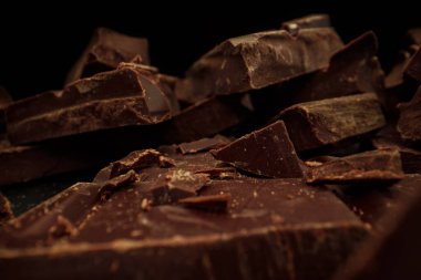 Kırık siyah çikolata. Makro lens.