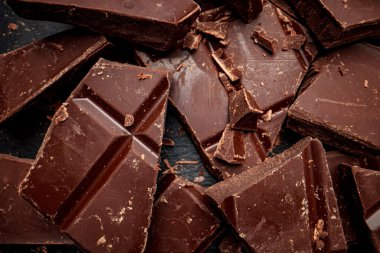 Kırık siyah çikolata. Yukarıdan görüntüle.
