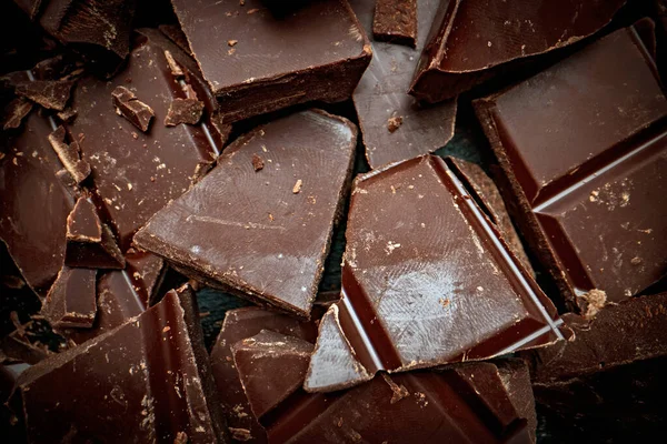 Kırık siyah çikolata. Yukarıdan görüntüle.