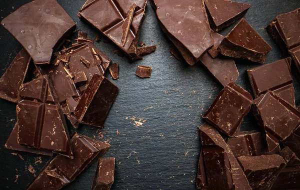 Kırık siyah çikolata. Yukarıdan görüntüle.