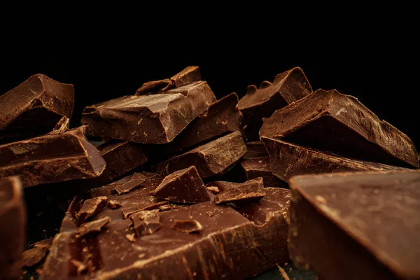 Kırık siyah çikolata. Makro lens.