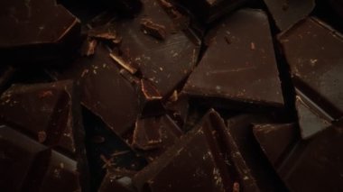 Kırık siyah çikolata. Döndürme atışı.