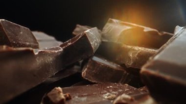 Kırık siyah çikolata. Makro lens.