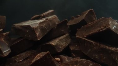 Kırık siyah çikolata. Makro lens.