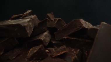 Kırık siyah çikolata. Makro lens.