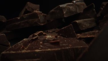 Kırık siyah çikolata. Makro lens.