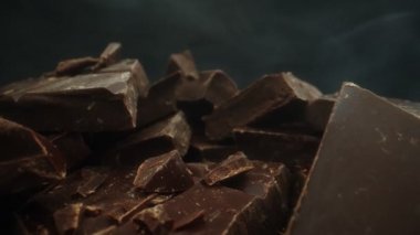 Kırık siyah çikolata. Makro lens.