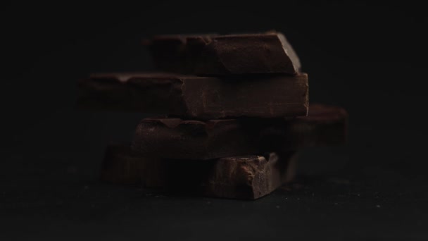 破碎的黑巧克力条 旋转弹丸 — 图库视频影像