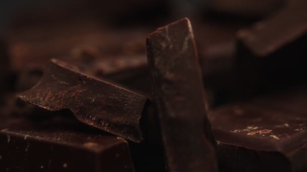 破碎的黑巧克力条 旋转弹丸 — 图库视频影像
