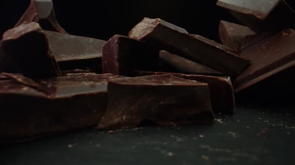 Törött Étcsokoládé Szeletek Makrolencse — Stock videók