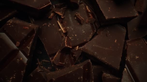 Törött Étcsokoládé Szeletek Forgó Lövés — Stock videók