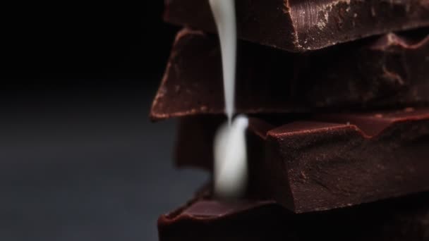 Leche Fluye Sobre Chocolate Concepto Chocolate Con Leche — Vídeos de Stock
