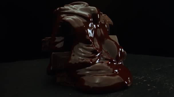 Растаянный Шоколад Течет Плиткам Шоколада — стоковое видео