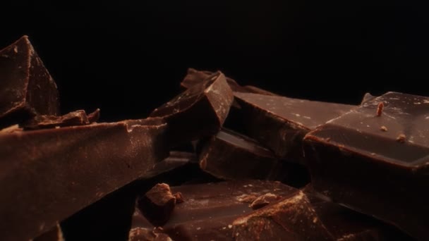 破碎的黑巧克力条 宏观透镜 — 图库视频影像
