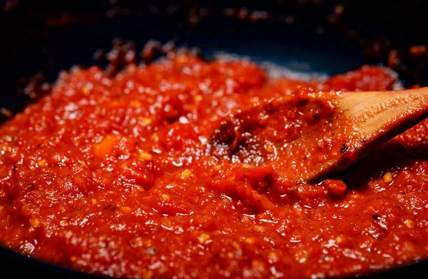用一勺番茄酱搅拌 — 图库照片