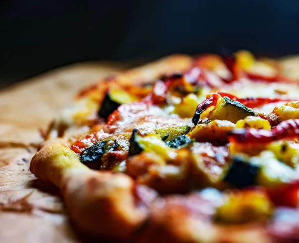 Hausgemachte Pizza Mit Zucchini Und Paprika — Stockfoto