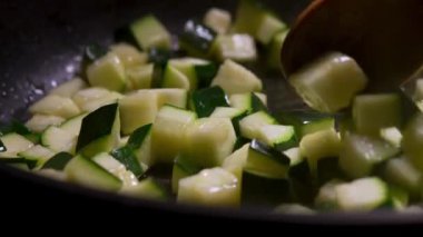 Kabak küpleri tavada kızarır..