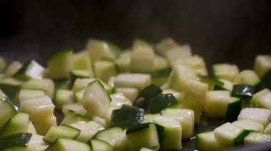 Kabak küpleri tavada kızarır..