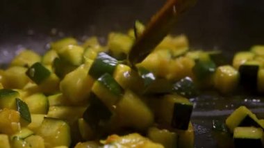 Kabak küpleri tavada kızarır..