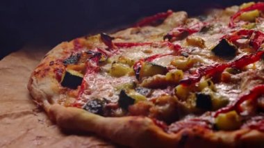 Kabaklı ve kırmızı biberli ev yapımı pizza..