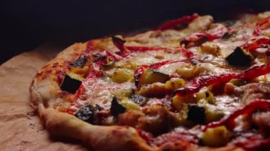 Kabaklı ve kırmızı biberli ev yapımı pizza..