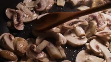 Şampiyonlar tavada pişirilir. Makro atış.