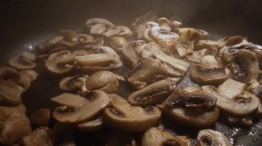 Şampiyonlar tavada pişirilir. Makro atış.