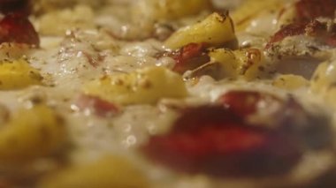 Ananaslı pizza ve fırında pepperoni..