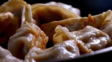 Jiaozi. Çin böreği ve tavada et..