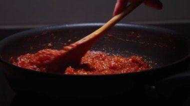 Bir kaşık domatesli pizza sosuyla karıştırmak.