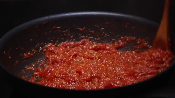 Mescolando Con Cucchiaio Salsa Pizza Pomodoro — Video Stock