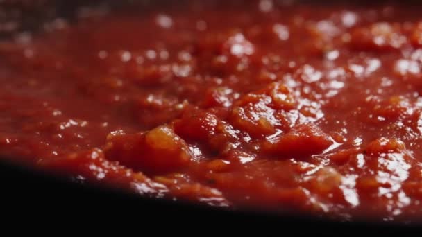 Ketchup Tomatensaus Voor Pizza Maken — Stockvideo