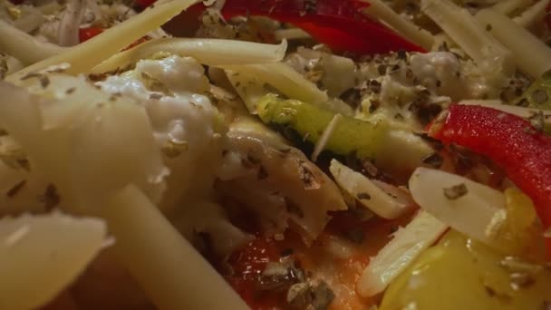 Pişirmeden Önce Kabaklı Kırmızı Biberli Pizza — Stok video