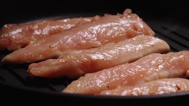 鶏肉の切り身をグリルパンで揚げたもの — ストック動画