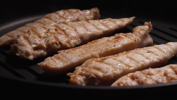 Kawałki Filetu Kurczaka Smażone Patelni Grillowej — Wideo stockowe