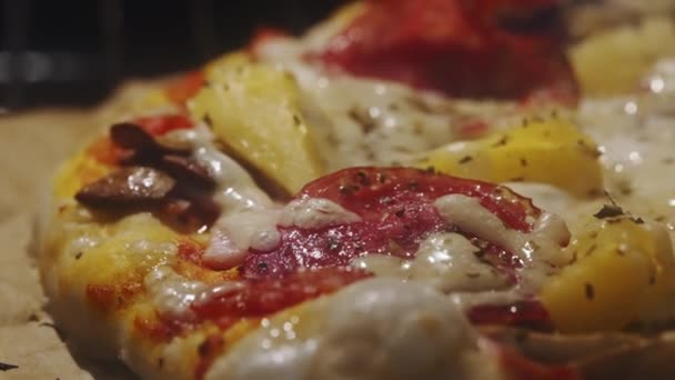 Pizza Dengan Nanas Dan Pepperoni Dalam Oven — Stok Video