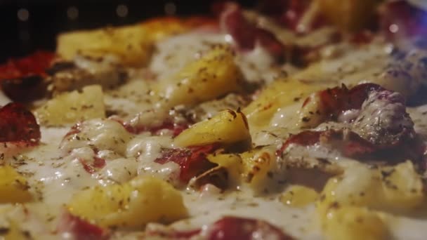 在烤箱里放菠萝和辣香肠的比萨 — 图库视频影像