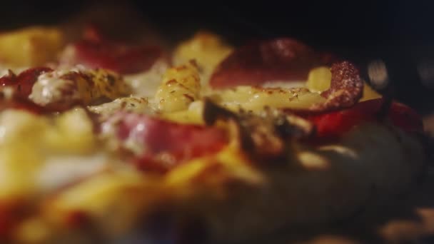 在烤箱里放菠萝和辣香肠的比萨 — 图库视频影像