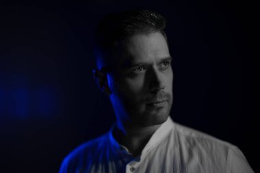 Yakışıklı, orta yaşlı bir adamın siyah beyaz portresi..