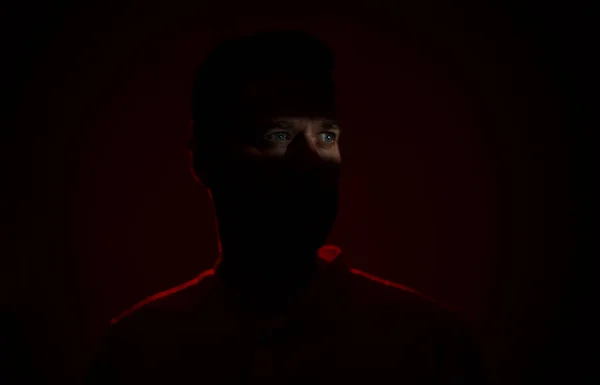 Portret Mężczyzny Średnim Wieku Światło Jest Podświetlone Oczach — Zdjęcie stockowe