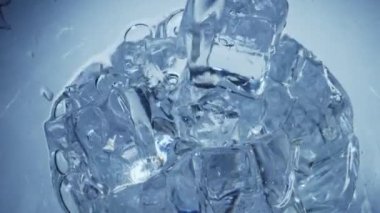 Su buzlu bir bardağa dökülür..