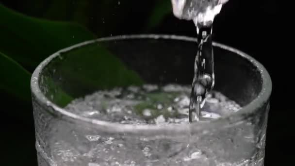 碳化矿泉水倒入杯子中 — 图库视频影像