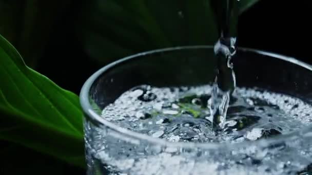 Karbonatlı Maden Suyu Bardağa Dökülür — Stok video