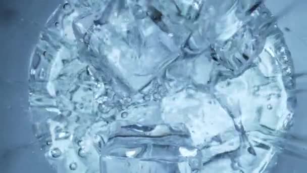 Νερό Χύνεται Ένα Ποτήρι Πάγο — Αρχείο Βίντεο