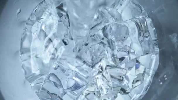 Воду Наливають Склянку Льодом — стокове відео